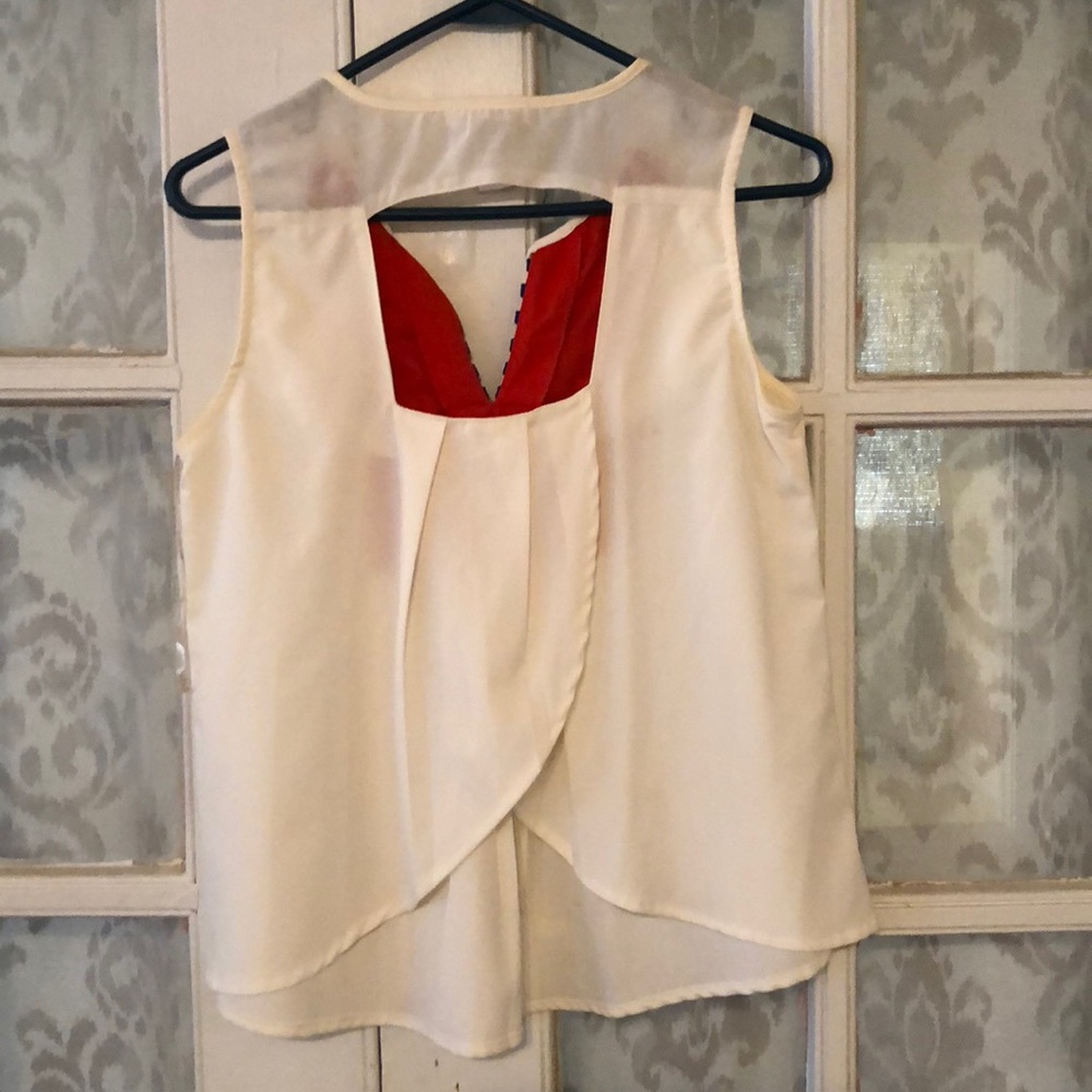 White top. - Picture 2 of 2